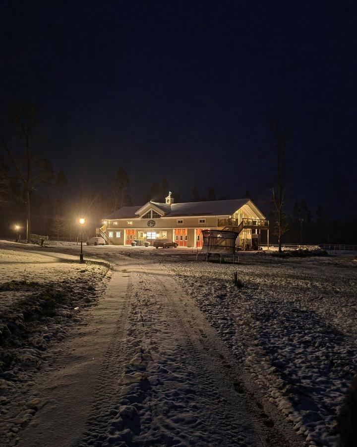 Mysig Laegenhet Med Oeppen Planloesning Pa Haestgard. Villa Ljung Eksteriør billede